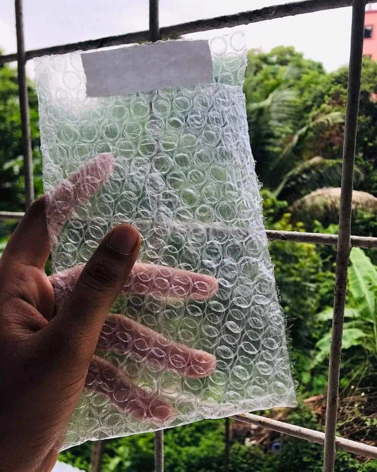 Bubble bags with gum on opening